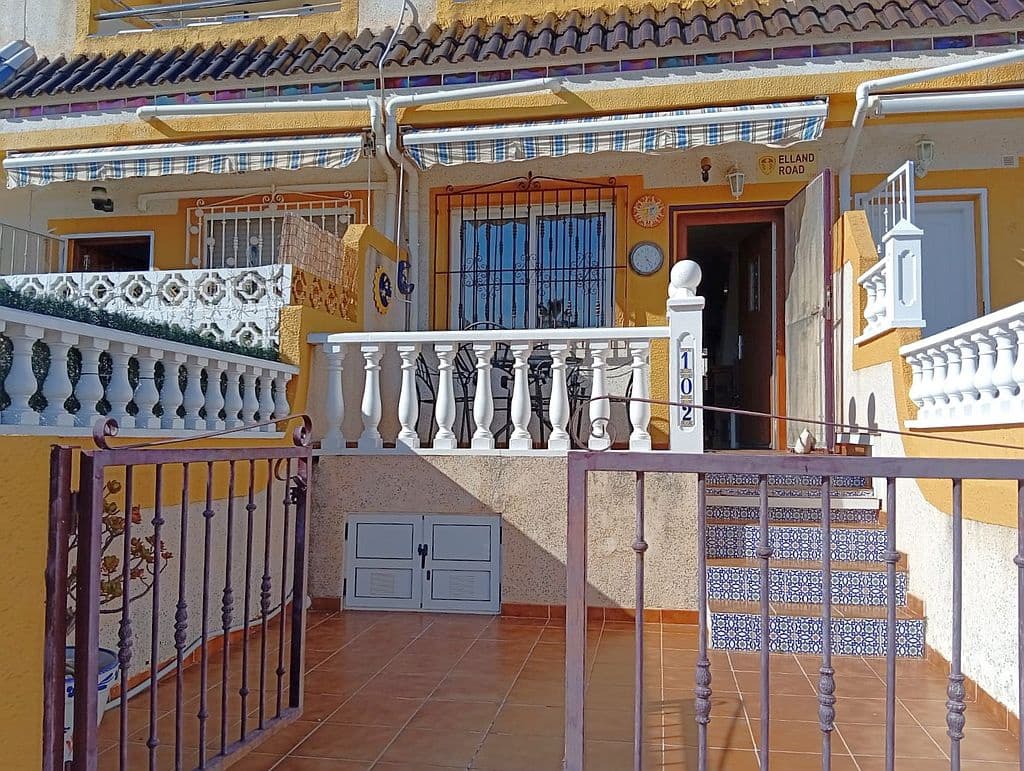 3 soveværelse Byhus til salg i Playa Flamenca med swimmingpool garage - € 180.000 (Ref: 9676551)