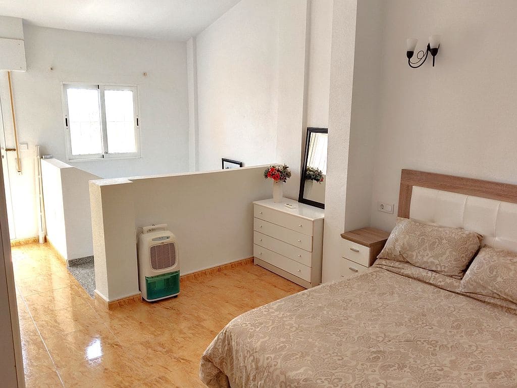 3 soveværelse Byhus til salg i Playa Flamenca med swimmingpool garage - € 180.000 (Ref: 9676551)