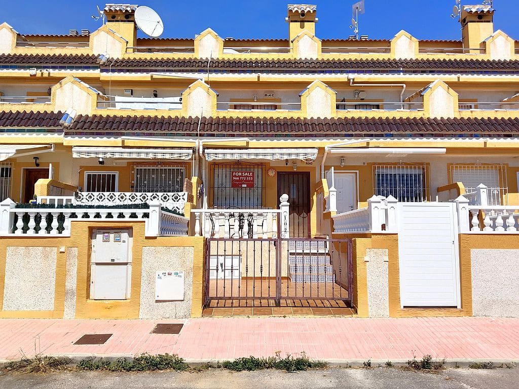 3 soveværelse Byhus til salg i Playa Flamenca med swimmingpool garage - € 180.000 (Ref: 9676551)