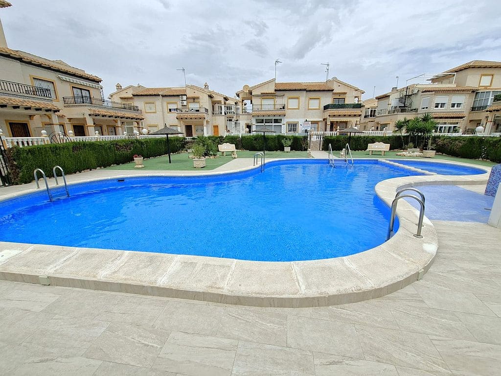 2 soveværelse Lejlighed til salg i Playa Flamenca med swimmingpool - € 179.000 (Ref: 9829777)