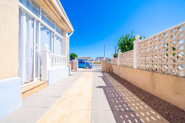 2 slaapkamer Halfvrijstaande villa te koop in La Marina, Elche / Elx met zwembad garage - € 175.000 (Ref: 10106467)