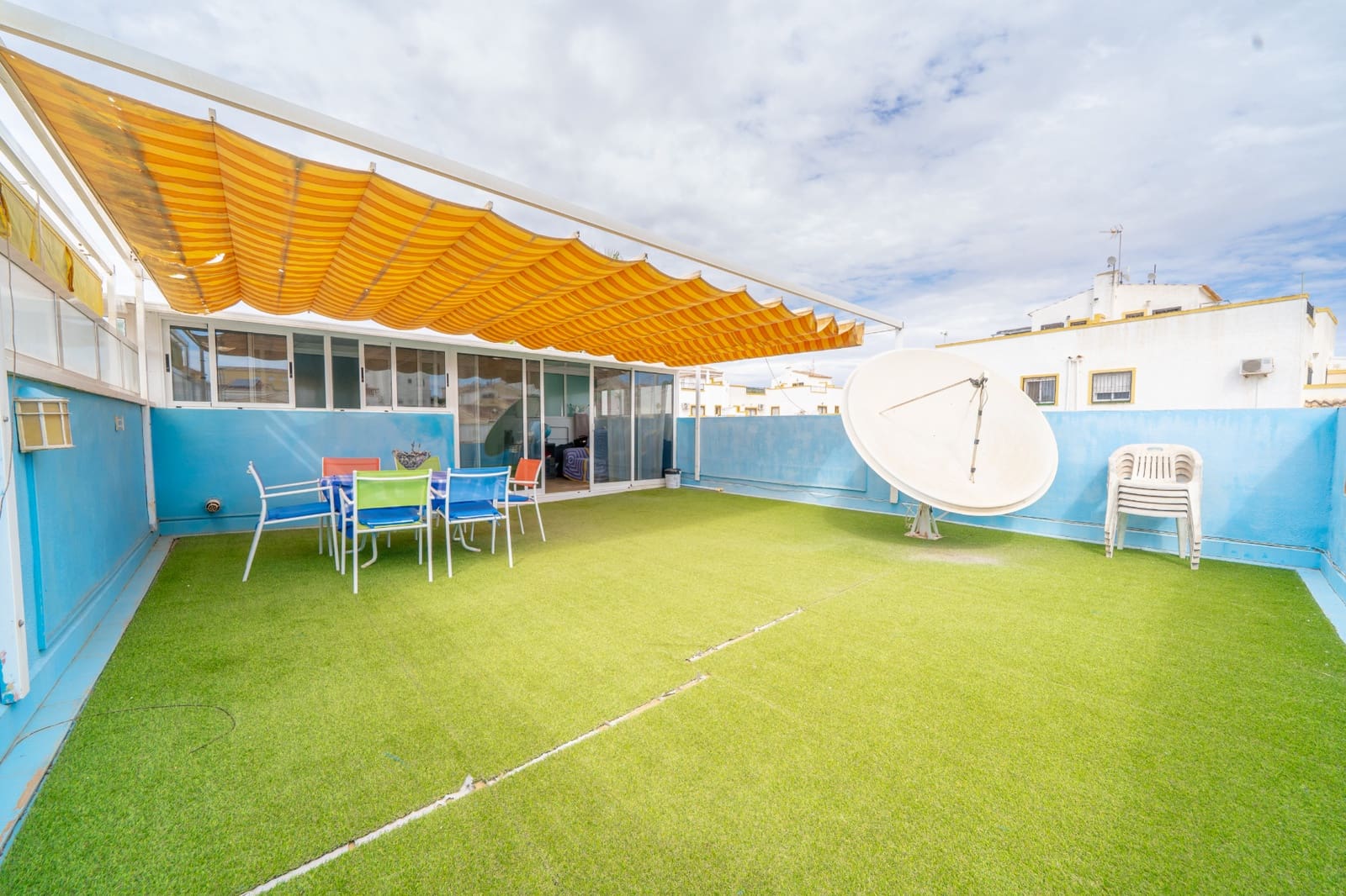 2 soverom Kjedet enebolig til salgs i La Marina med svømmebasseng garasje - € 209 995 (Ref: 10120900)
