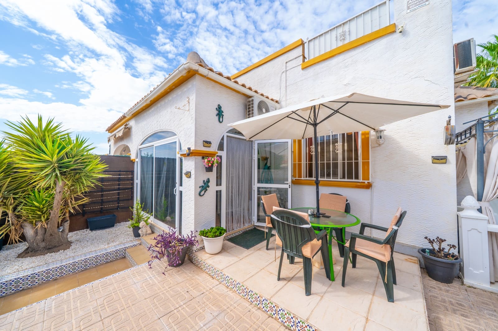 2 soverom Kjedet enebolig til salgs i La Marina med svømmebasseng garasje - € 209 995 (Ref: 10120900)