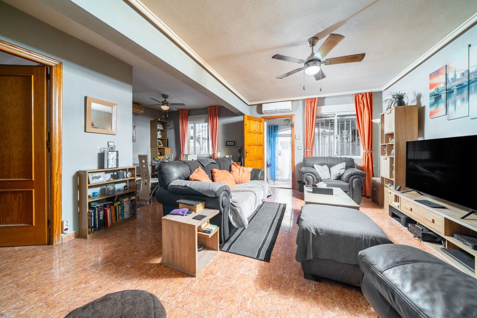 2 soverom Kjedet enebolig til salgs i La Marina med svømmebasseng garasje - € 209 995 (Ref: 10120900)