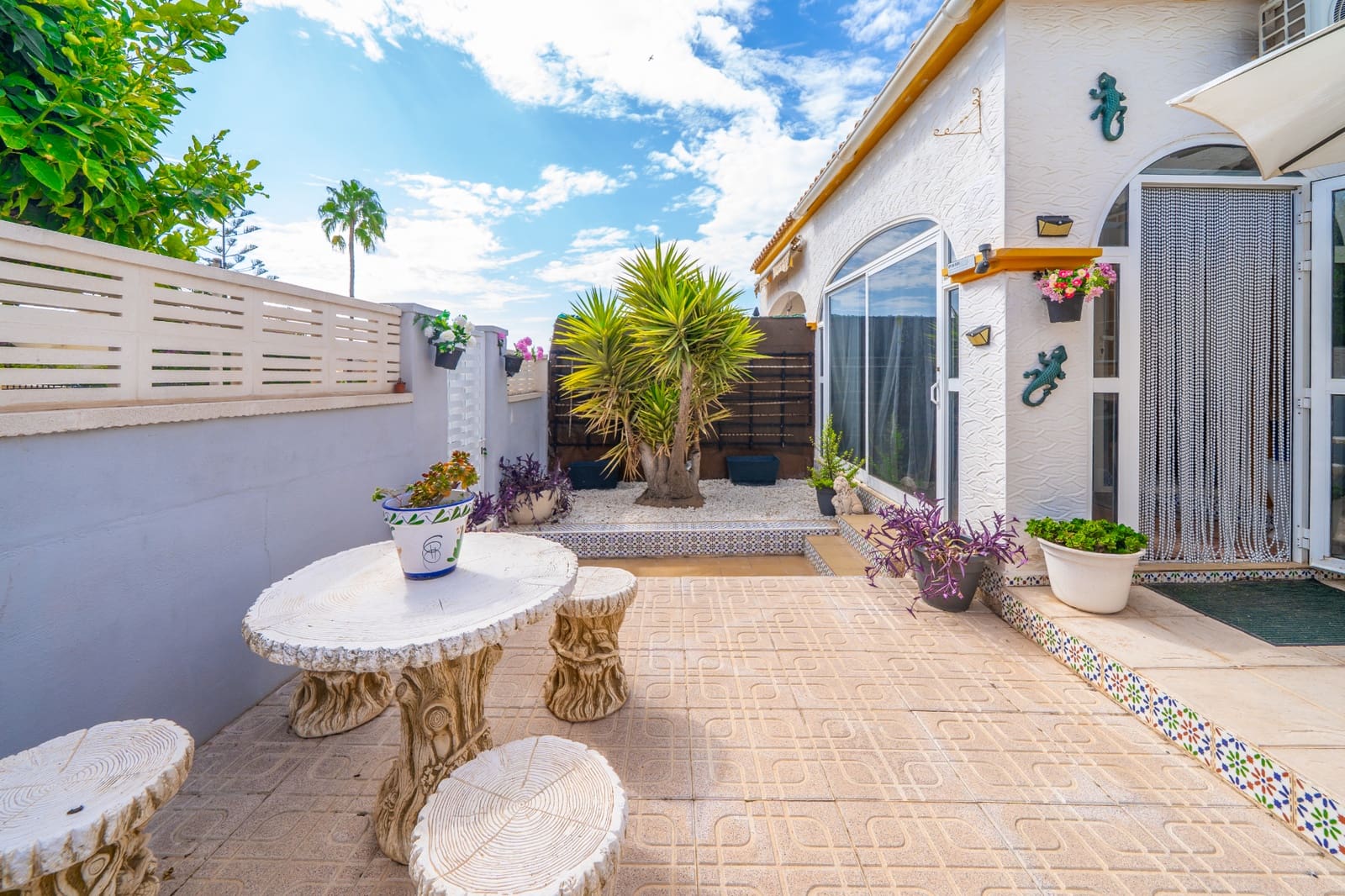 2 soverom Kjedet enebolig til salgs i La Marina med svømmebasseng garasje - € 209 995 (Ref: 10120900)