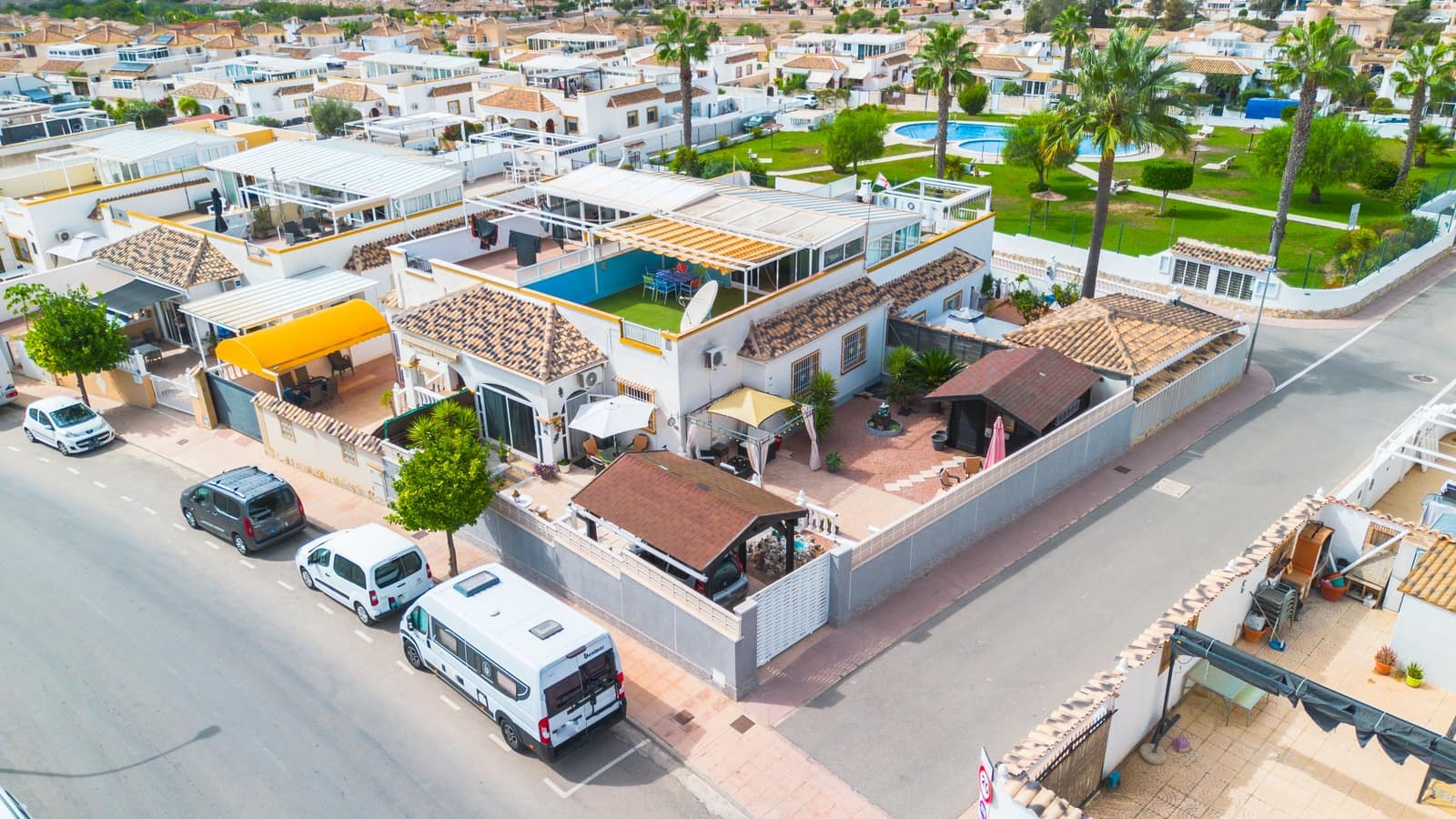2 soverom Kjedet enebolig til salgs i La Marina med svømmebasseng garasje - € 209 995 (Ref: 10120900)