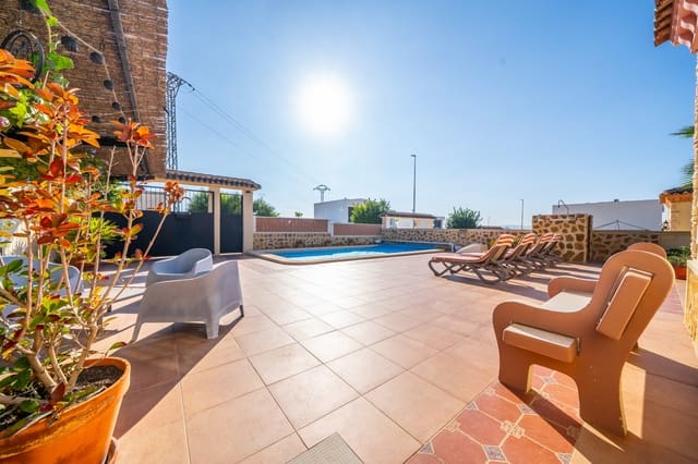 Chalet de 4 habitaciones en La Marina, Elche / Elx en venta con piscina - 449.500 € (Ref: 10156796)