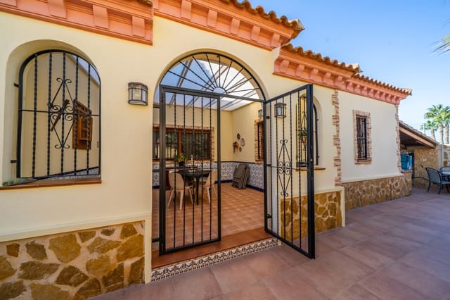 Chalet de 4 habitaciones en La Marina, Elche / Elx en venta con piscina - 449.500 € (Ref: 10156796)