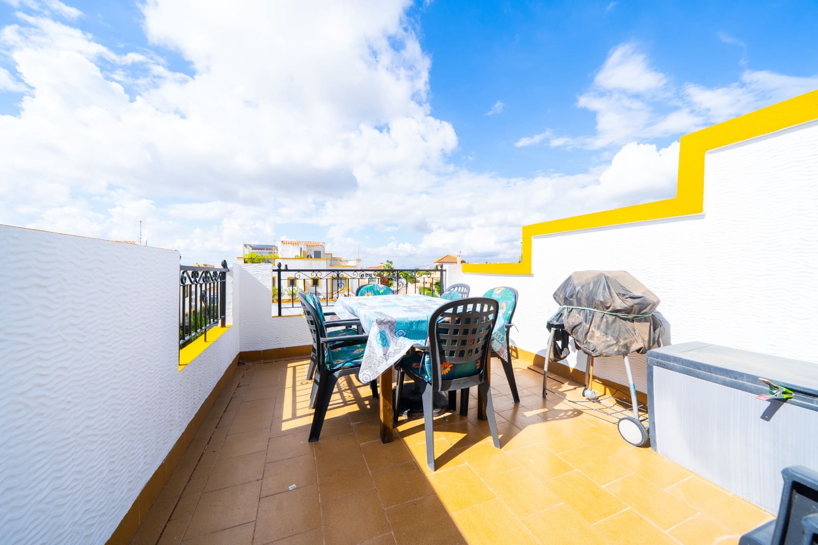 3 soveværelse Semi-Rækkehus til salg i La Marina med swimmingpool garage - € 199.950 (Ref: 10158335)