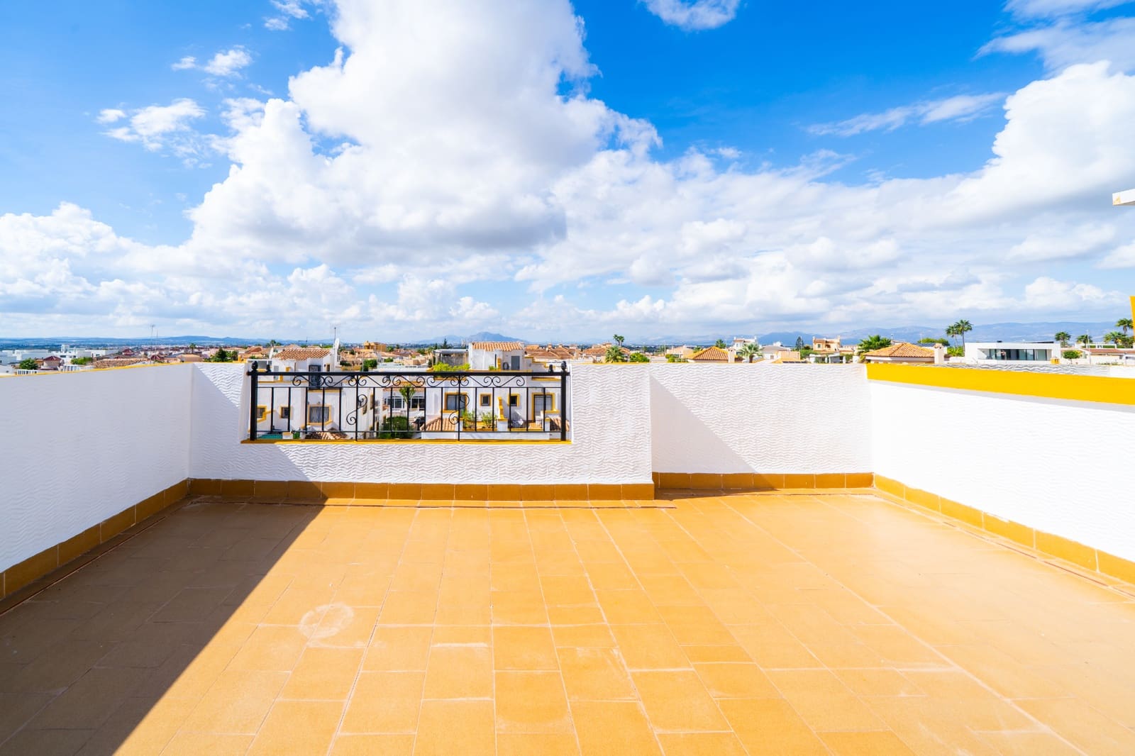 3 soveværelse Semi-Rækkehus til salg i La Marina med swimmingpool garage - € 199.950 (Ref: 10158335)