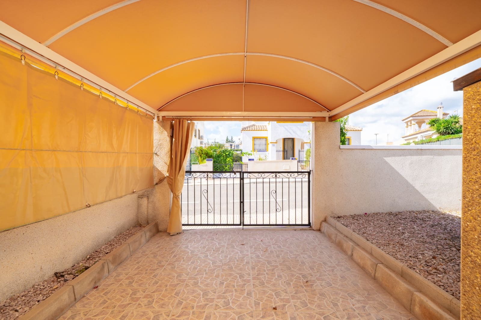3 soveværelse Semi-Rækkehus til salg i La Marina med swimmingpool garage - € 199.950 (Ref: 10158335)