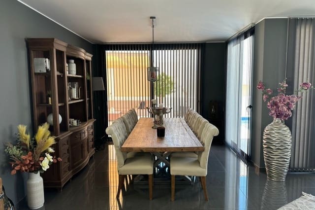 7 makuuhuone Huvila myytävänä paikassa La Marina, Elche / Elx mukana uima-altaan - 1 090 000 € (Ref: 8861916)