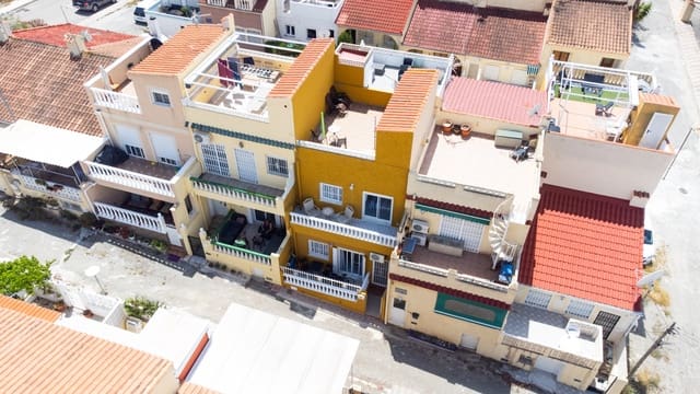 2 soveværelse Rækkehus til salg i La Marina, Elche / Elx med swimmingpool - € 120.000 (Ref: 8987031)
