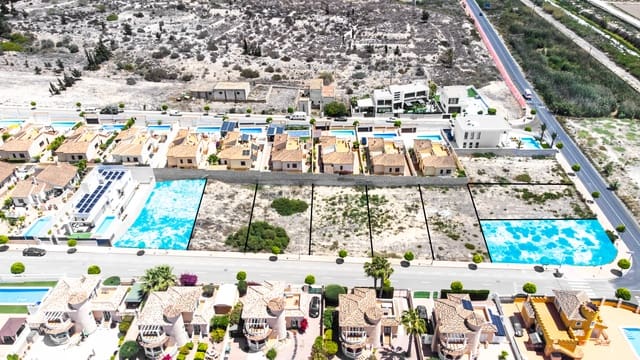 Grunde uden byggetilladelser til salg i La Marina, Elche / Elx - € 159.000 (Ref: 9013456)