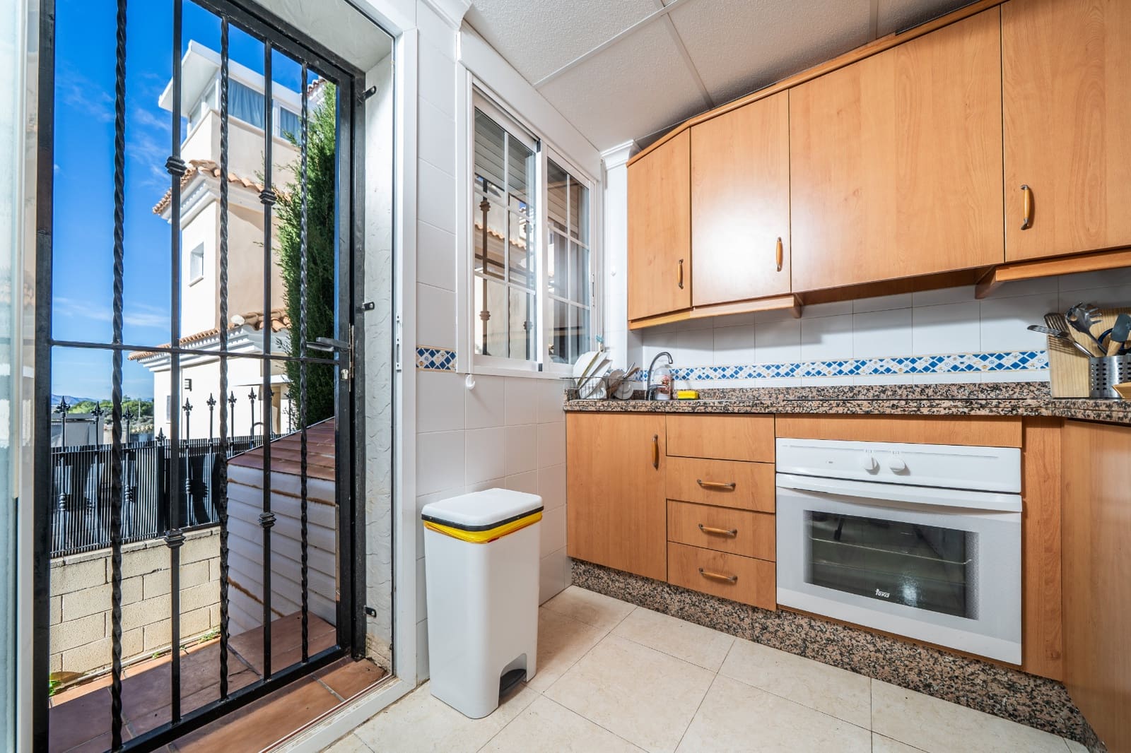 3 soveværelse Semi-Rækkehus til salg i La Marina med swimmingpool - € 219.000 (Ref: 9480661)