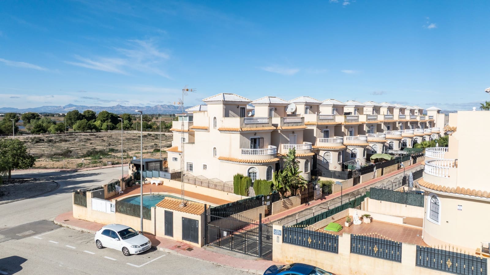 3 soveværelse Semi-Rækkehus til salg i La Marina med swimmingpool - € 219.000 (Ref: 9480661)