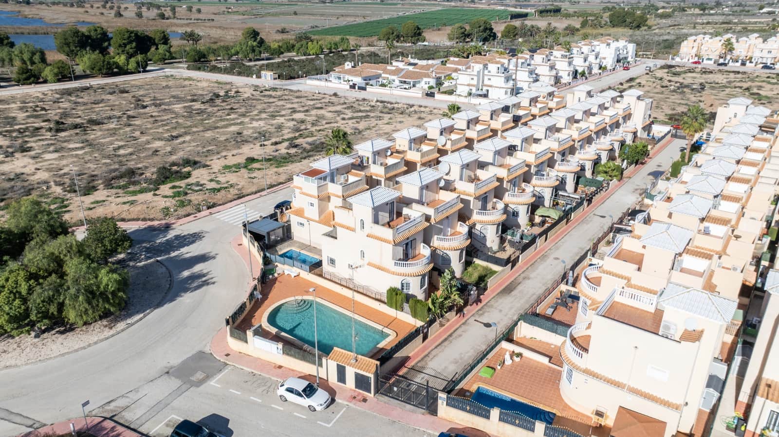 3 soveværelse Semi-Rækkehus til salg i La Marina med swimmingpool - € 219.000 (Ref: 9480661)