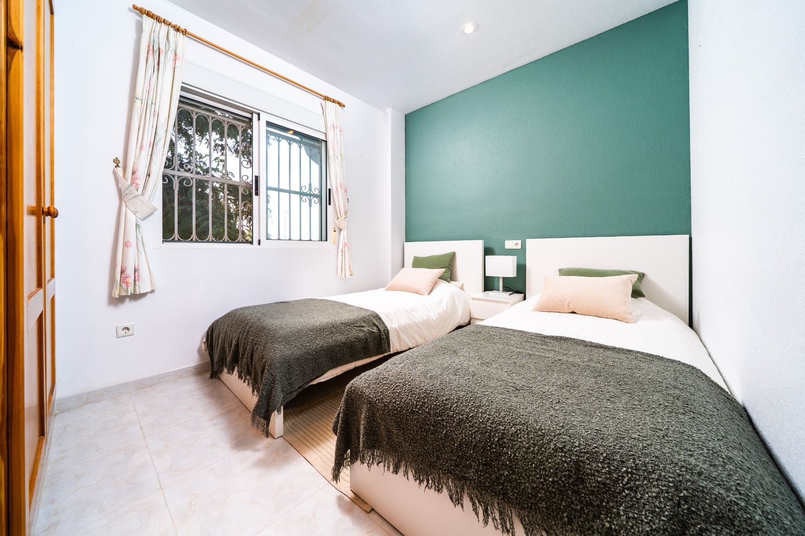 5 bedroom Villa for sale in La Marina with pool - € 350,000 (Ref: 9511181)