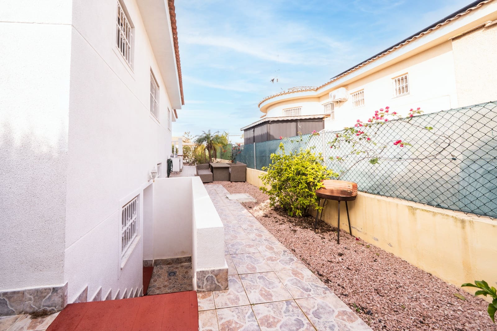 5 bedroom Villa for sale in La Marina with pool - € 350,000 (Ref: 9511181)