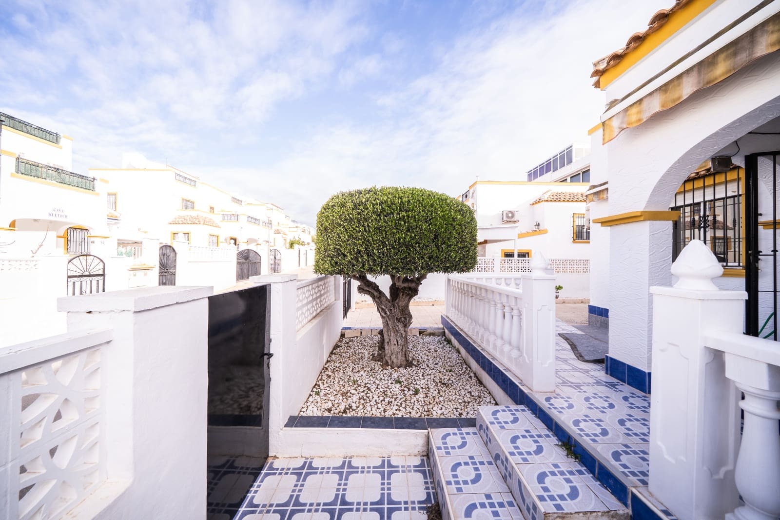 2 bedroom Semi-detached Villa for sale in La Marina with pool - € 179,000 (Ref: 9523367)