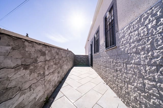 2 slaapkamer Villa te koop in La Marina, Elche / Elx met zwembad - € 160.000 (Ref: 9587978)