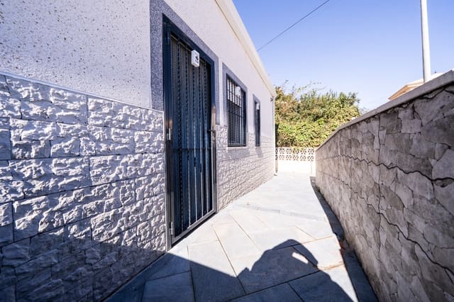 2 slaapkamer Villa te koop in La Marina, Elche / Elx met zwembad - € 160.000 (Ref: 9587978)