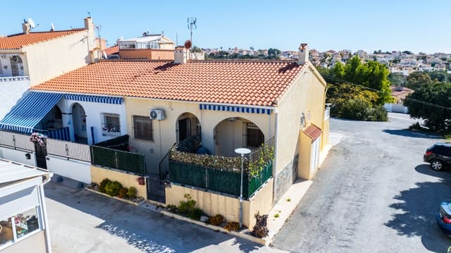 2 slaapkamer Rijtjeshuis te koop in La Marina, Elche / Elx met zwembad - € 129.500 (Ref: 9748226)