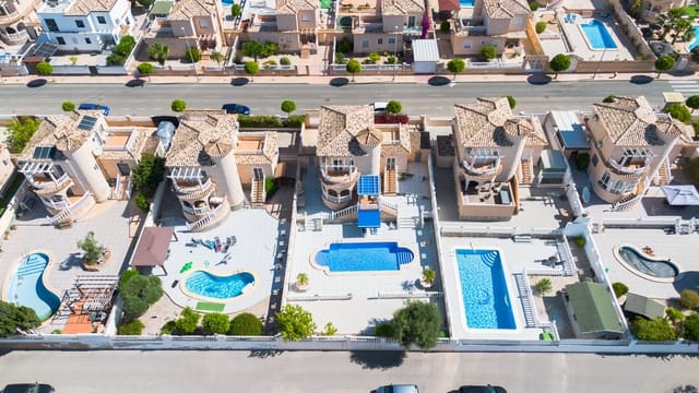 Chalet de 4 habitaciones en La Marina, Elche / Elx en venta con piscina - 395.500 € (Ref: 9863436)