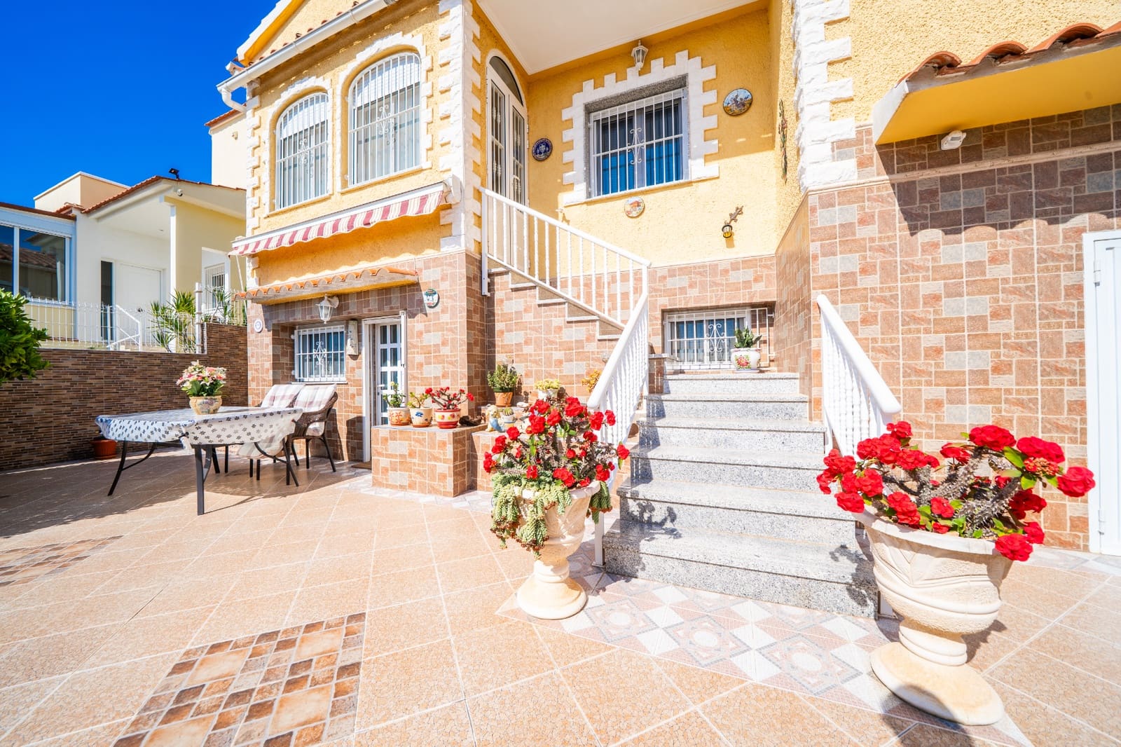 4 soveværelse Villa til salg i La Marina med swimmingpool - € 279.000 (Ref: 9880224)