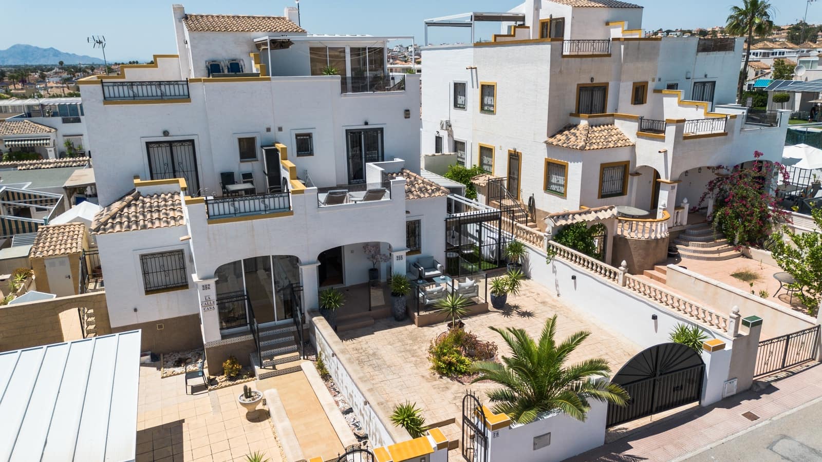 2 soverom Kjedet enebolig til salgs i La Marina med svømmebasseng - € 210 000 (Ref: 9891227)