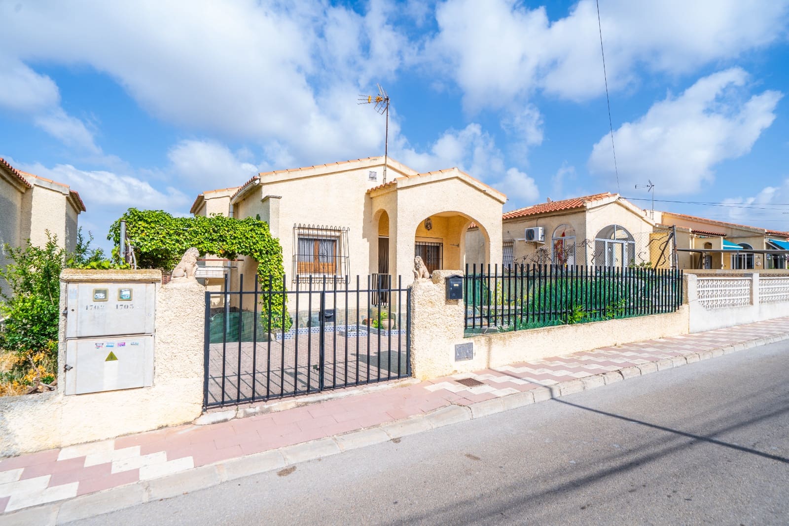 5 chambre Villa/Maison à vendre à La Marina avec piscine - 175 000 € (Ref: 9935124)