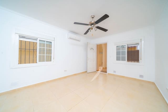 3 slaapkamer Villa te koop in La Marina, Elche / Elx met zwembad - € 225.000 (Ref: 9968608)
