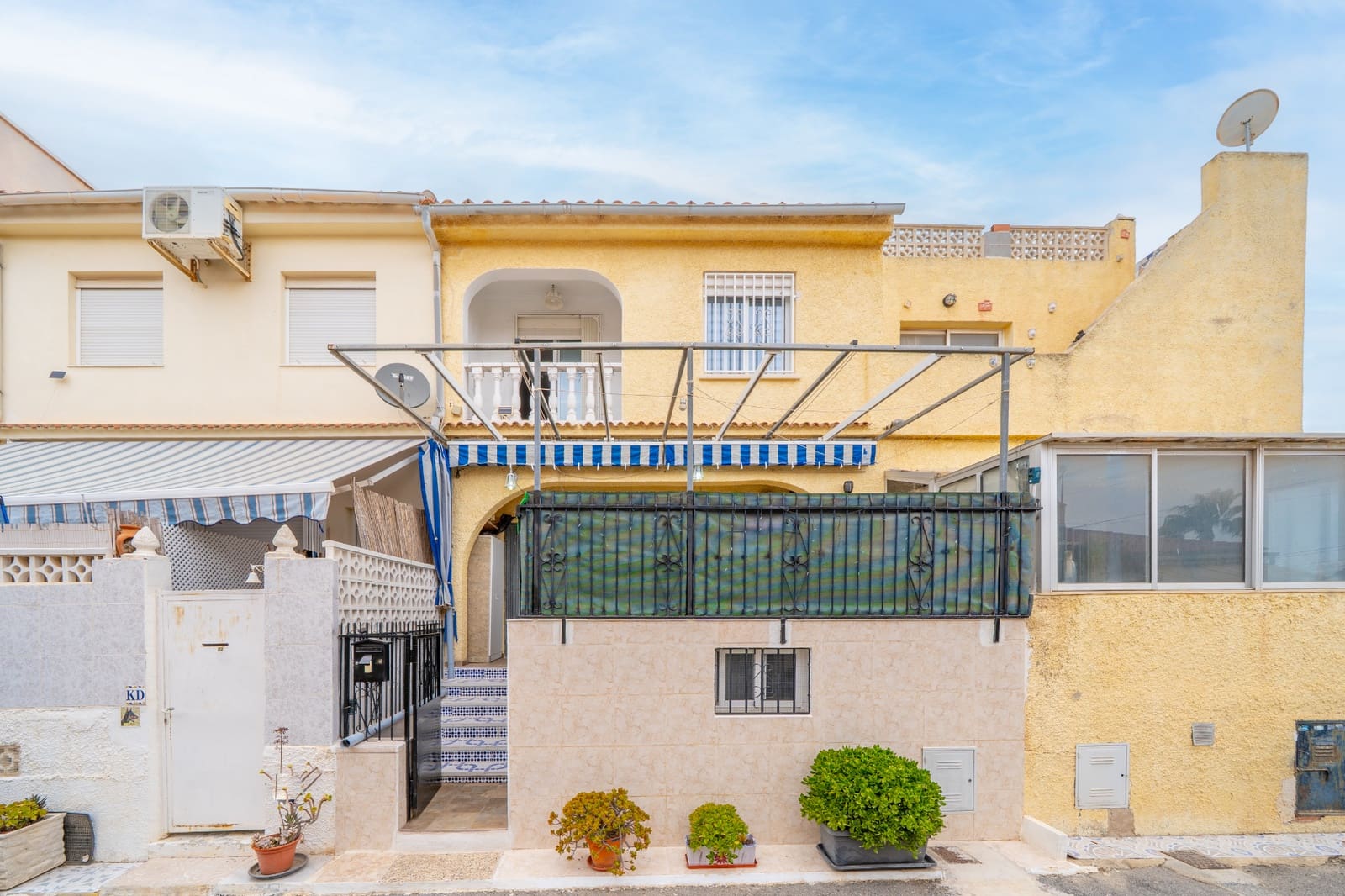 2 bedroom Townhouse for sale in La Marina with pool - € 119,000 (Ref: 9975965)