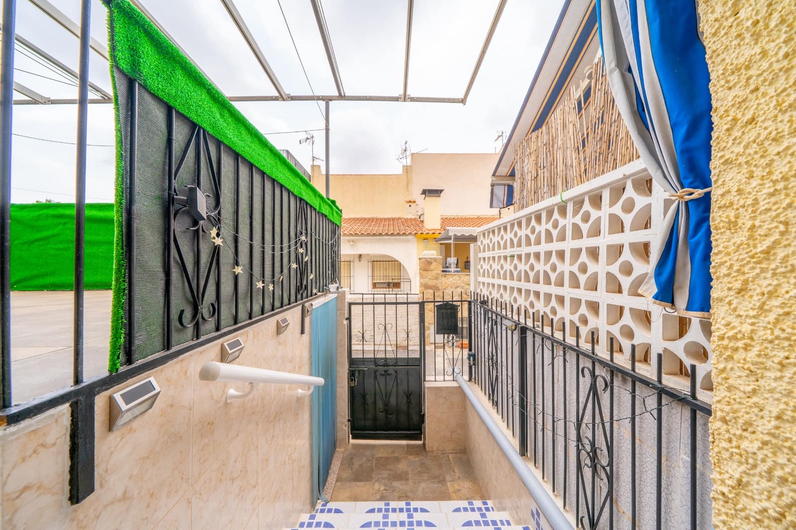 2 bedroom Townhouse for sale in La Marina with pool - € 119,000 (Ref: 9975965)