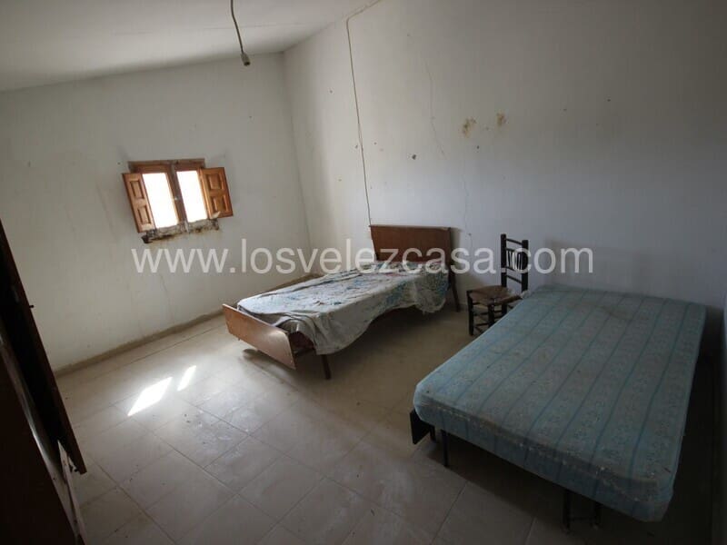 4 soveværelse Finca/Landehus til salg i Velez-Rubio - € 80.000 (Ref: 8929474)