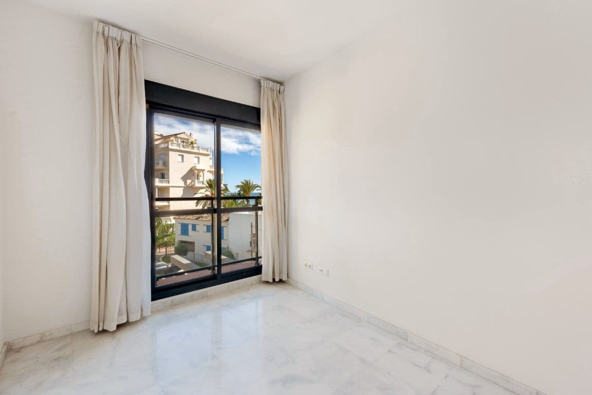 2 bedroom Apartment for sale in Estepona with pool - € 310,000 (Ref: 8482533)