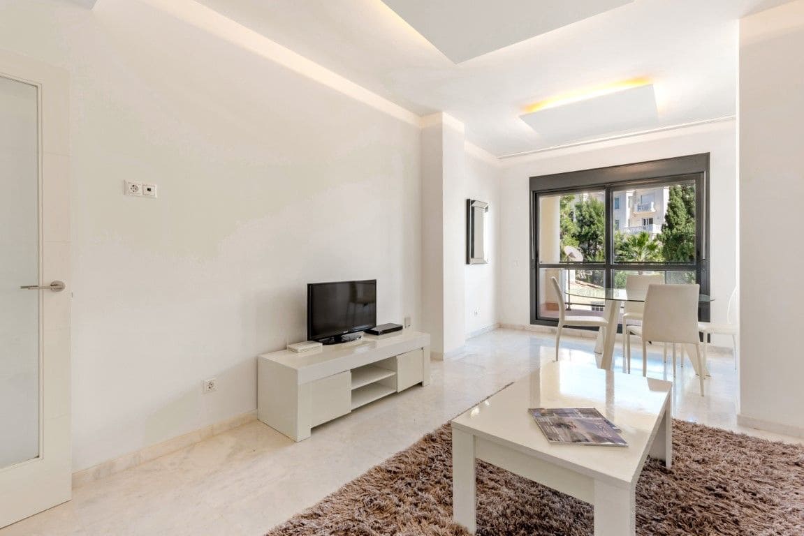 2 bedroom Apartment for sale in Estepona with pool - € 310,000 (Ref: 8482533)