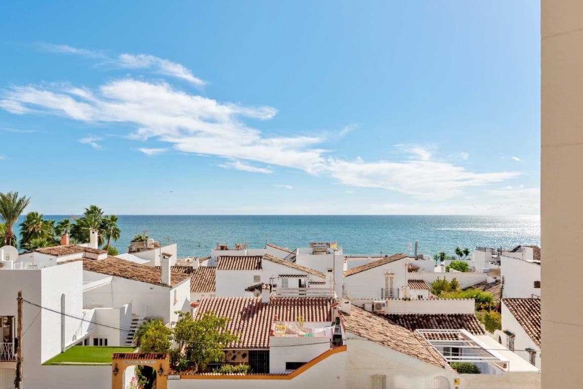 2 bedroom Apartment for sale in Estepona with pool - € 310,000 (Ref: 8482533)