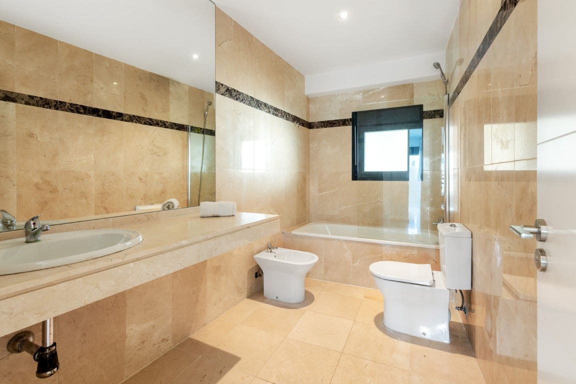 2 bedroom Apartment for sale in Estepona with pool - € 310,000 (Ref: 8482533)