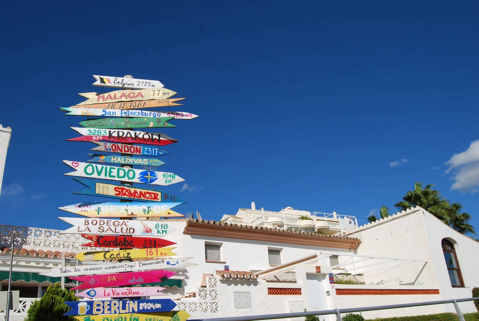 2 bedroom Apartment for sale in Estepona with pool - € 310,000 (Ref: 8482533)