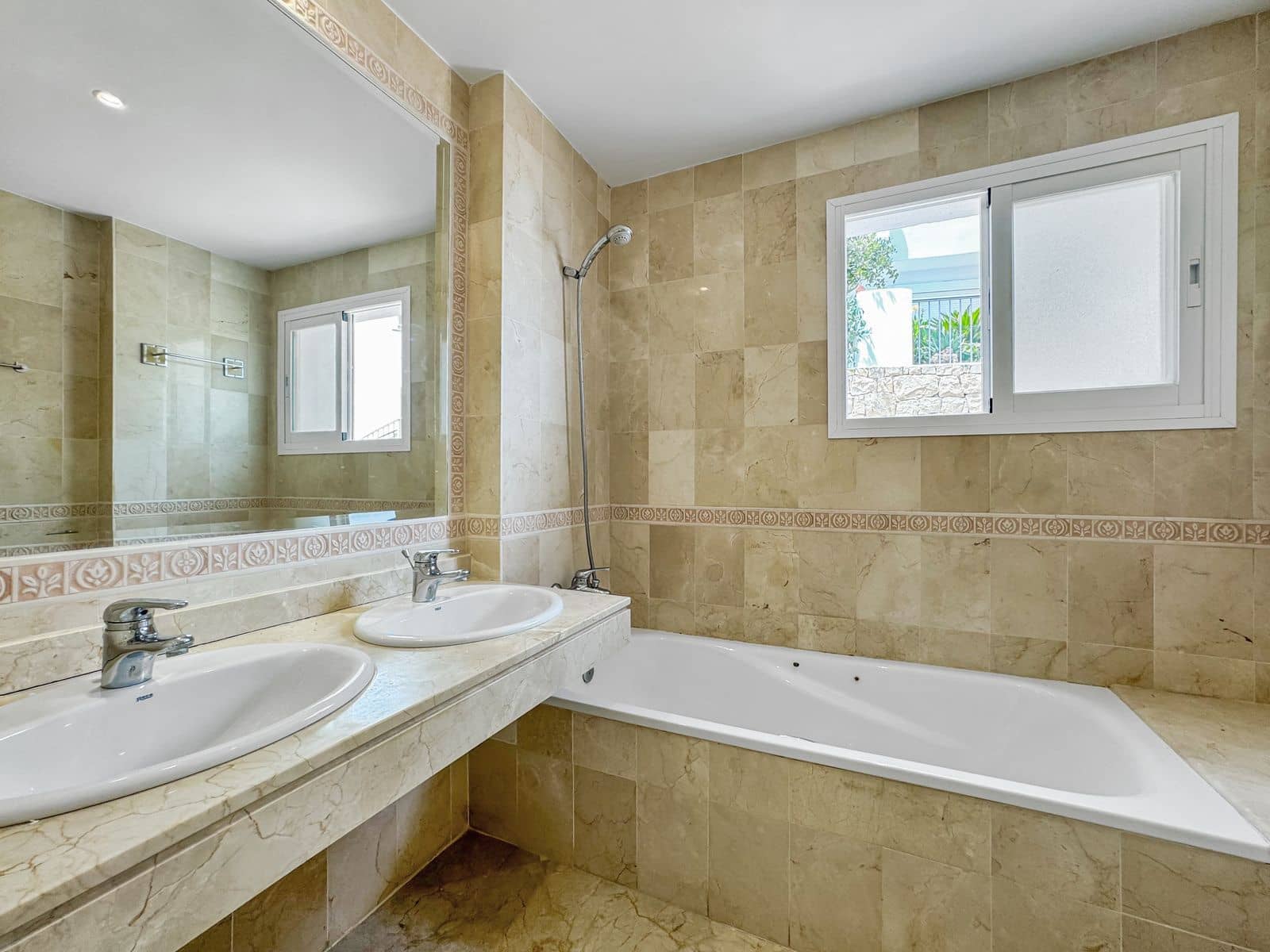 3 bedroom Apartment for sale in Bahia de Casares with pool - € 280,000 (Ref: 8562464)