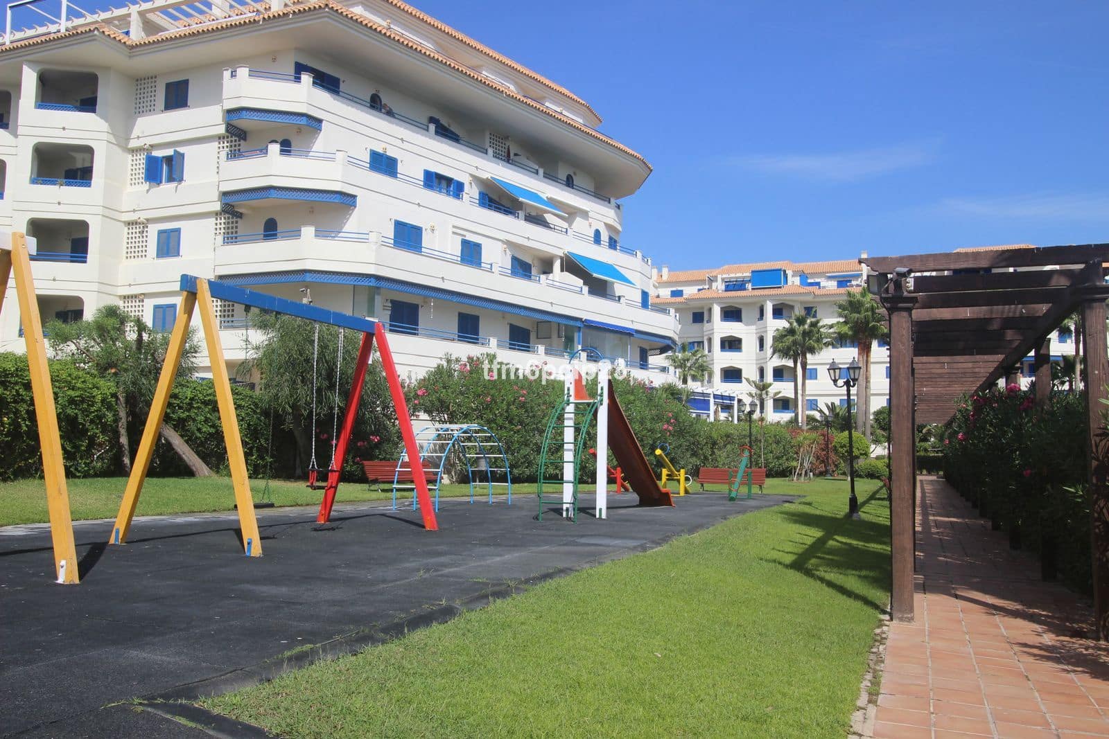 3 bedroom Apartment for sale in San Luis de Sabinillas with pool - € 279,000 (Ref: 8562465)
