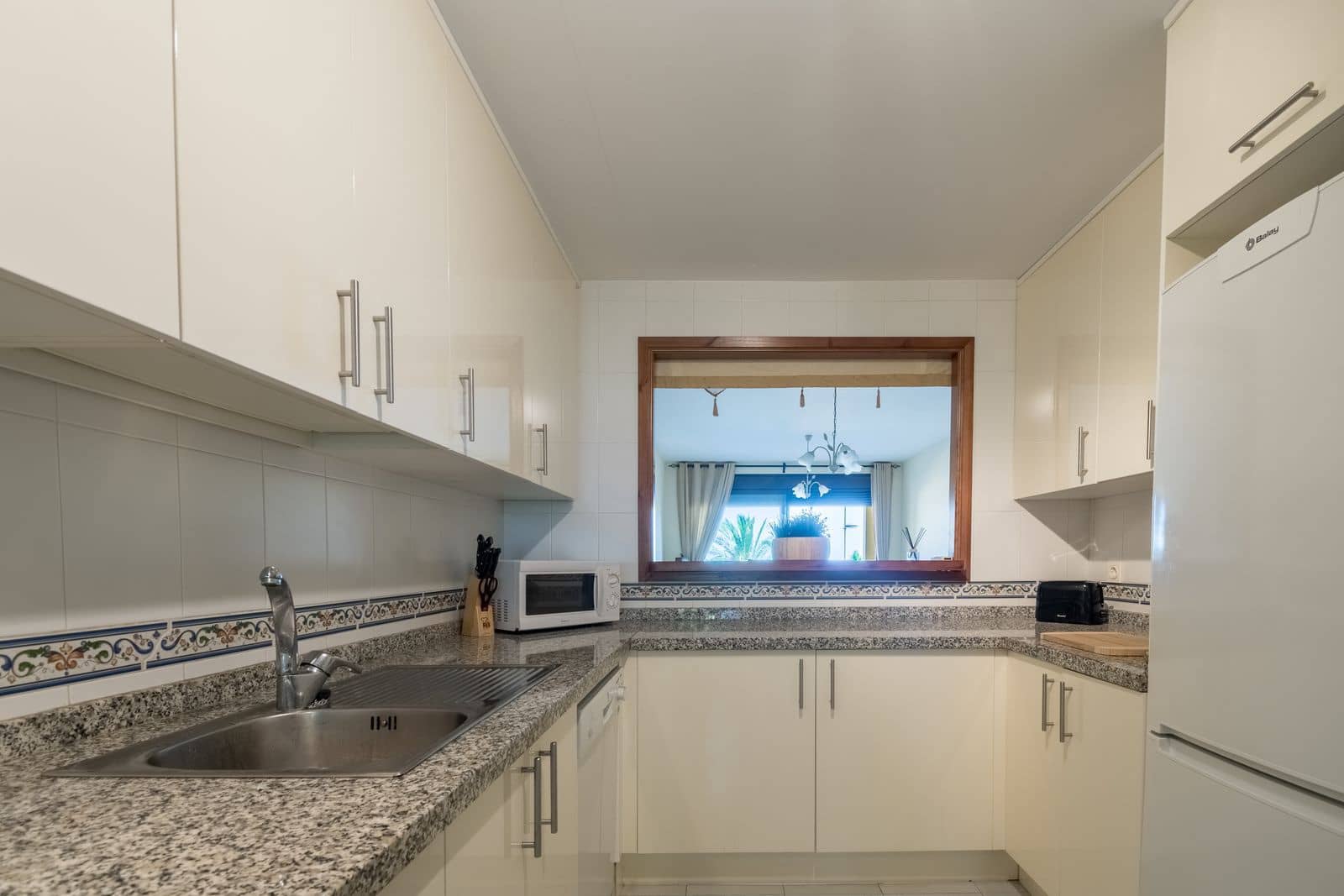 2 sypialnia Apartament na sprzedaż w La Duquesa / Puerto de la Duquesa z basenem - 245 000 € (Ref: 8562472)