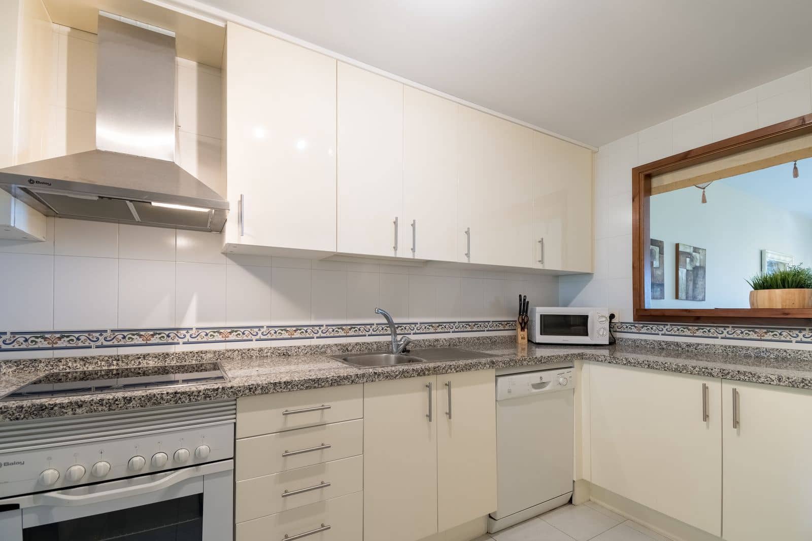 2 sypialnia Apartament na sprzedaż w La Duquesa / Puerto de la Duquesa z basenem - 245 000 € (Ref: 8562472)