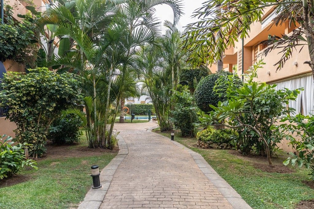 2 bedroom Apartment for sale in Marbella - € 400,000 (Ref: 8567047)