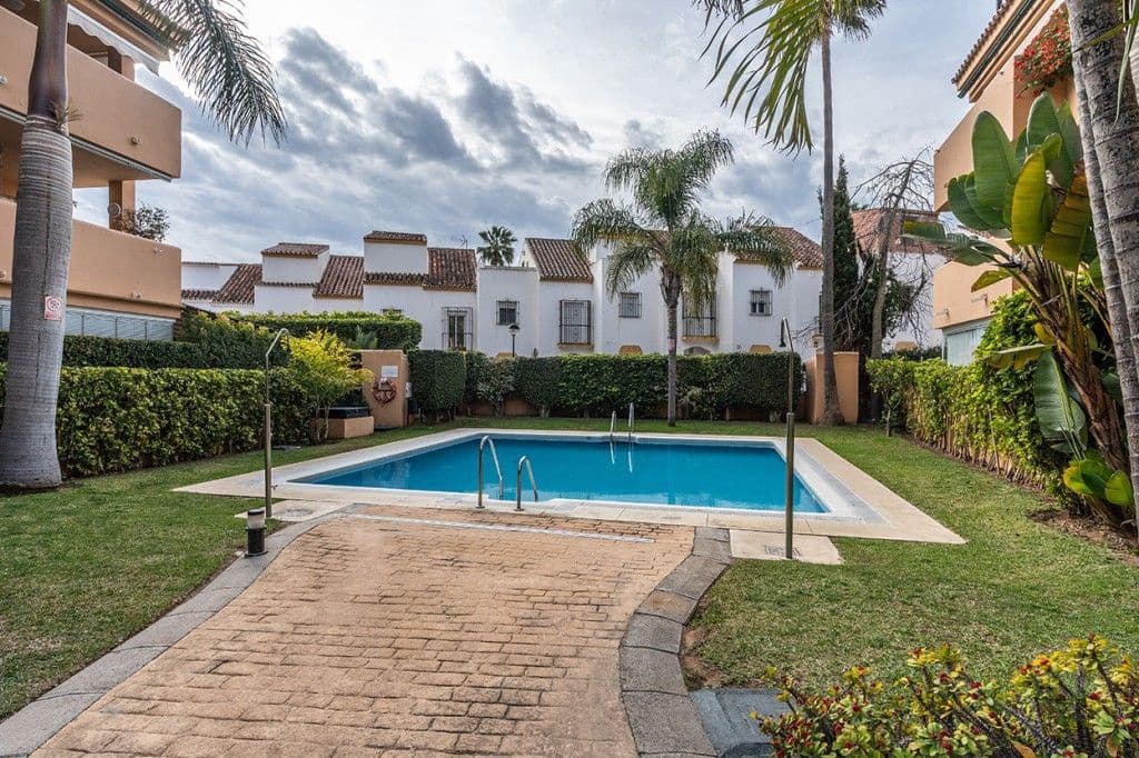 2 bedroom Apartment for sale in Marbella - € 400,000 (Ref: 8567047)