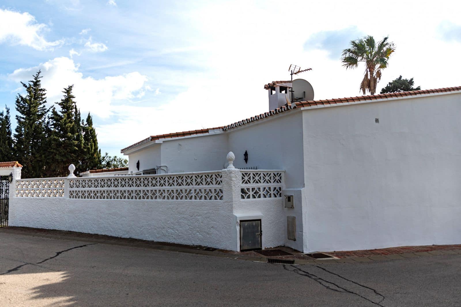 3 soveværelse Villa til salg i Cadiz by med swimmingpool - € 395.000 (Ref: 8567055)