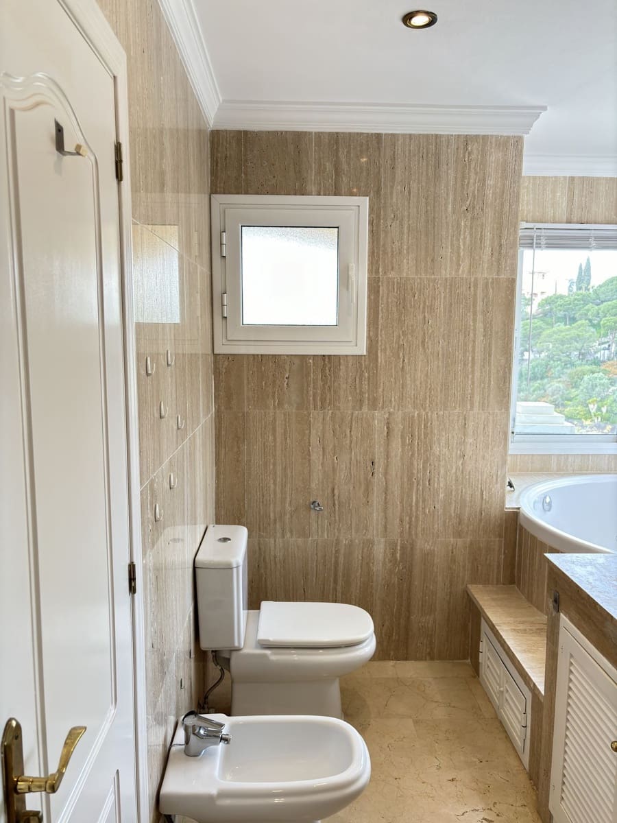 2 bedroom Apartment for sale in Elviria - € 369,900 (Ref: 8567413)