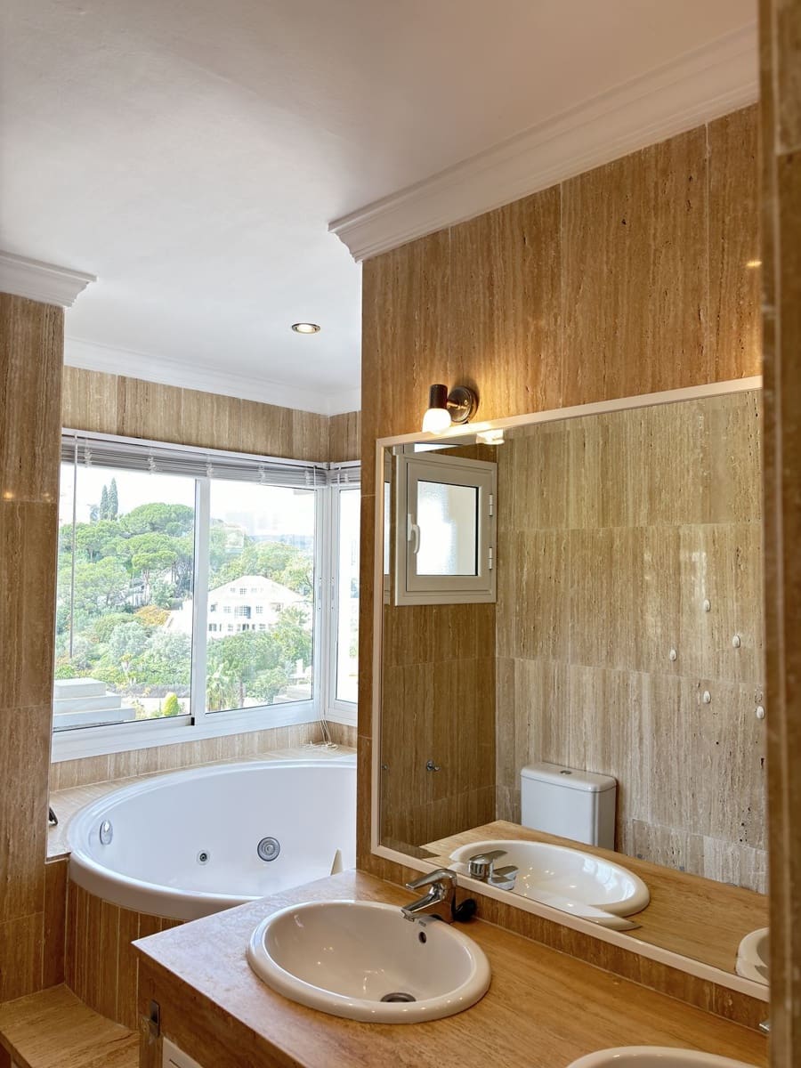 2 bedroom Apartment for sale in Elviria - € 369,900 (Ref: 8567413)