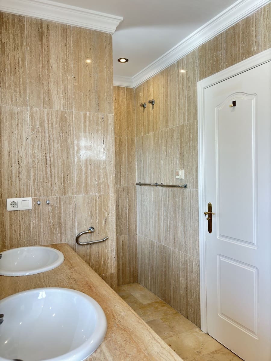 2 bedroom Apartment for sale in Elviria - € 369,900 (Ref: 8567413)